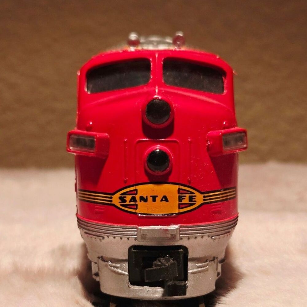 Bachmann HO Scale Santa Fe EMD F9 #307 Warbonnet Locomotive Power Unit (PN66601) - Picture 2 of 6